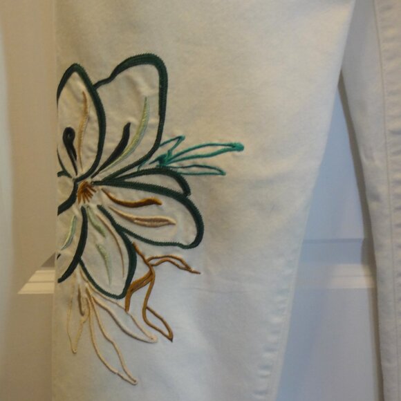New-No Tag DG2-Diane Gilman Bone Colored Jeans with Embroidery at Knee - Picture 5 of 6